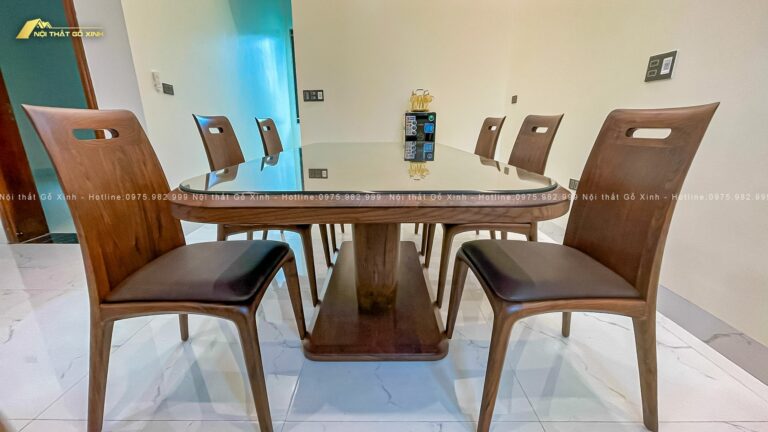 Bàn giao bàn ăn gỗ óc chó cho gia đình Anh Thắng