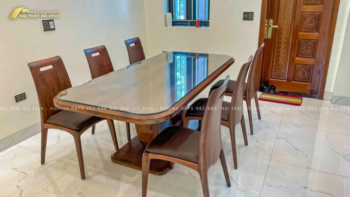 Bàn ăn gỗ óc chó của Nội thất Gỗ Xinh tại không gian phòng ăn nhà Anh Thắng