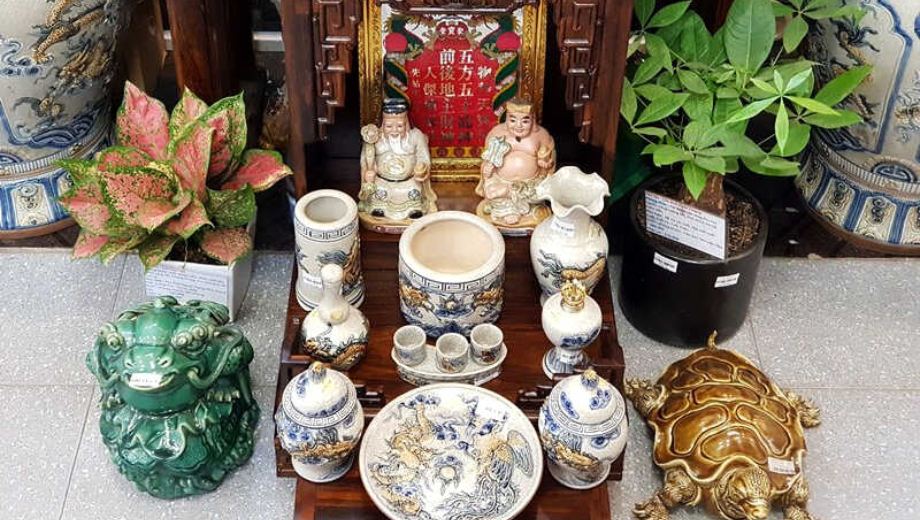 Chuẩn bị trước khi đặt bát hương trên bàn thờ Thần Tài