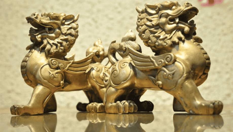 Tỳ hưu có hợp với kệ gỗ óc chó trong phòng khách không?