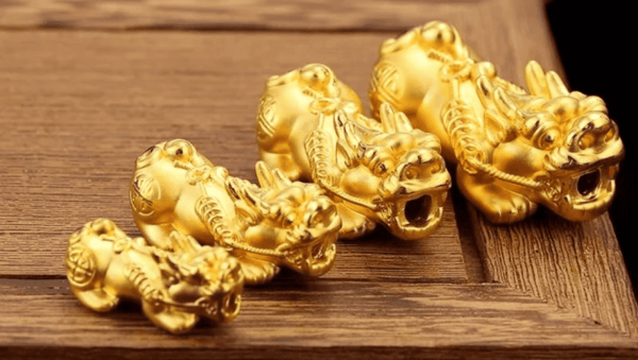 Tỳ hưu có hợp với kệ gỗ óc chó trong phòng khách không?