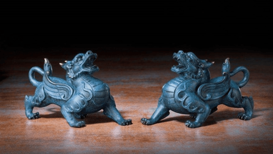 Tỳ hưu có hợp với kệ gỗ óc chó trong phòng khách không?