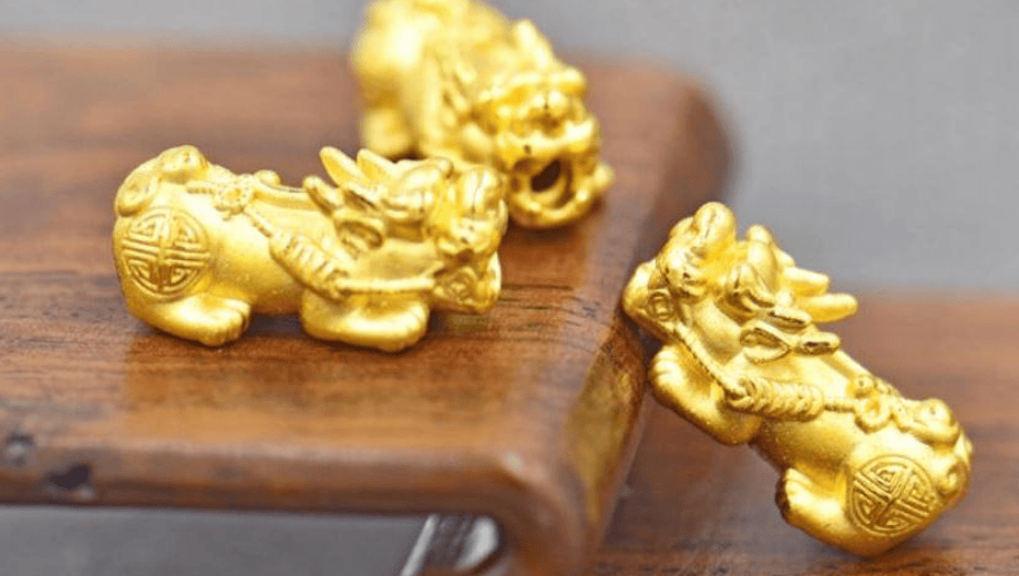 Tỳ hưu có hợp với kệ gỗ óc chó trong phòng khách không?