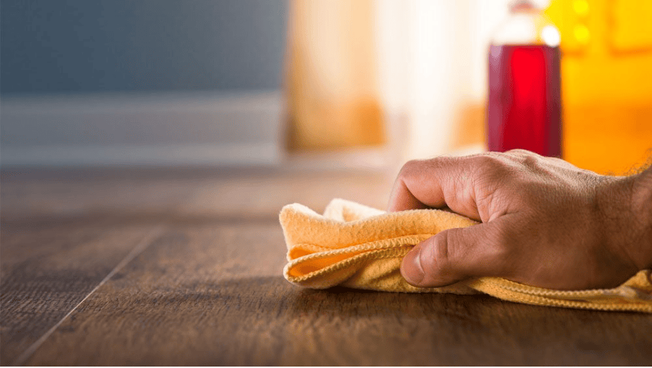 Nên vệ sinh nội thất gỗ óc chó bằng gì để không làm hỏng bề mặt?