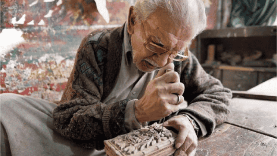 Nghệ nhân chế tác gỗ óc chó