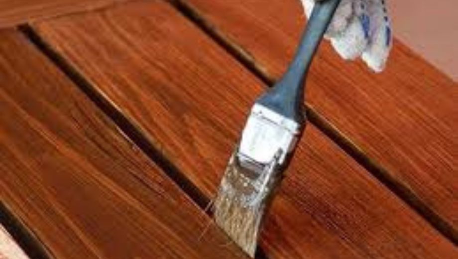 Đánh bóng định kỳ cho gỗ óc chó