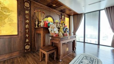 Bàn thờ gỗ óc chó cho gia chủ mệnh kim