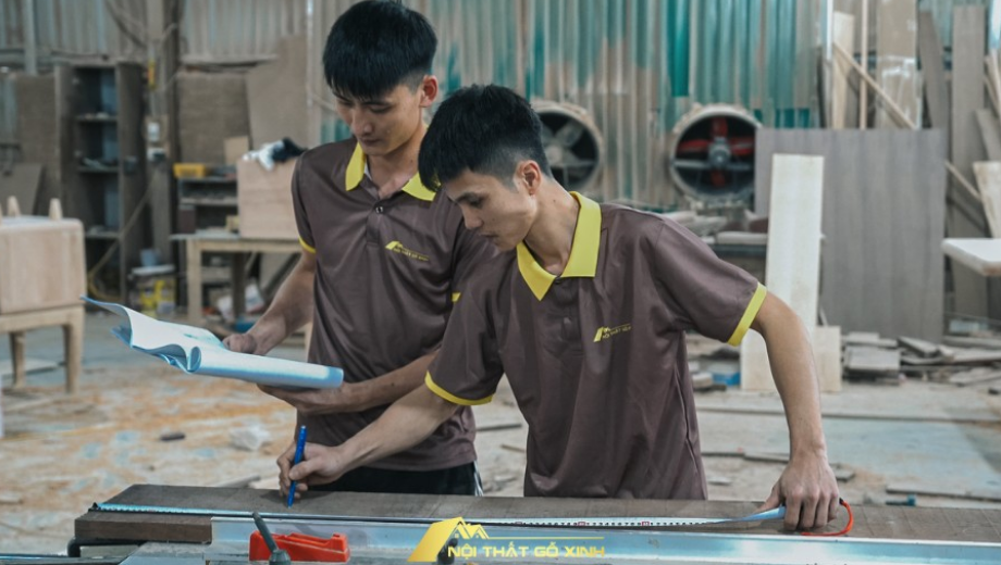 Đội ngũ thi công gỗ óc chó của Nội Thất Gỗ Xinh 