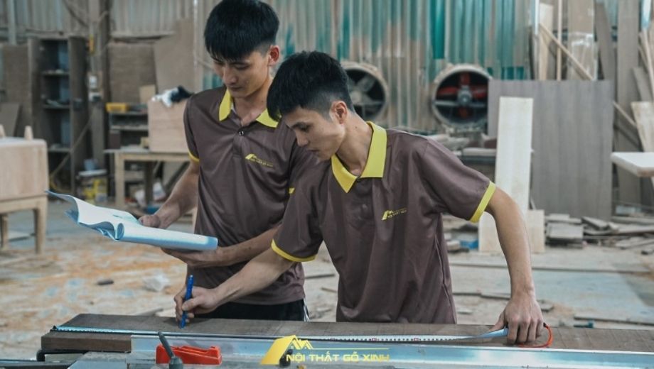Đội ngũ thi công gỗ óc chó lành nghề của Nội Thất Gỗ Xinh