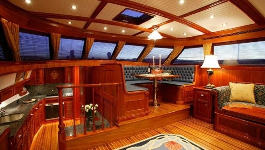 Nội thất gỗ óc chó trên du thuyền