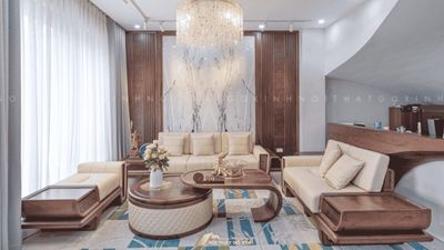 Phòng khách chung cư với sofa gỗ óc chó