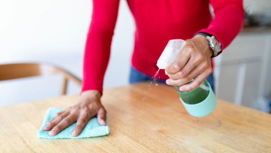 Vệ sinh bằng dung dịch chuyên dụng