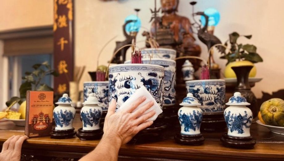 Dọn bàn thờ cuối năm